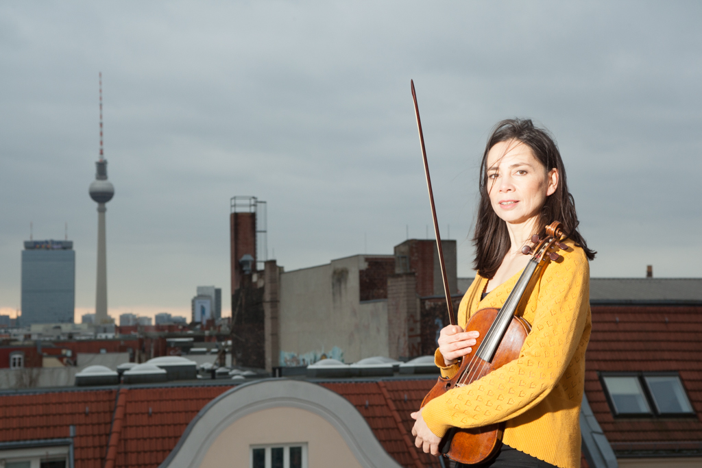 Portrait Catherine Aglibut über den Dächern Berlins